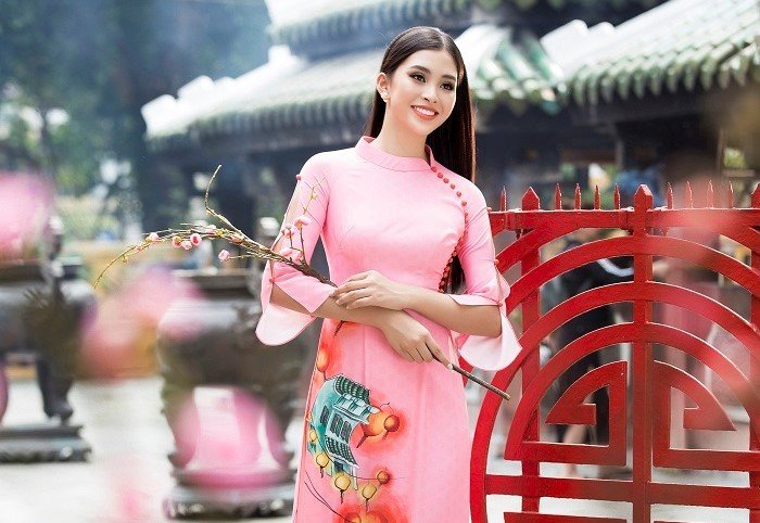 Vốn quen thuộc với h&igrave;nh ảnh hiện đại trong c&aacute;c bộ c&aacute;nh lộng lẫy tại những sự kiện, hay trang phục thời trang đời thường, Tiểu Vy vừa biến h&oacute;a lạ lẫm khi khoe n&eacute;t dịu d&agrave;ng, xuống phố với t&agrave; &agrave;o d&agrave;i.