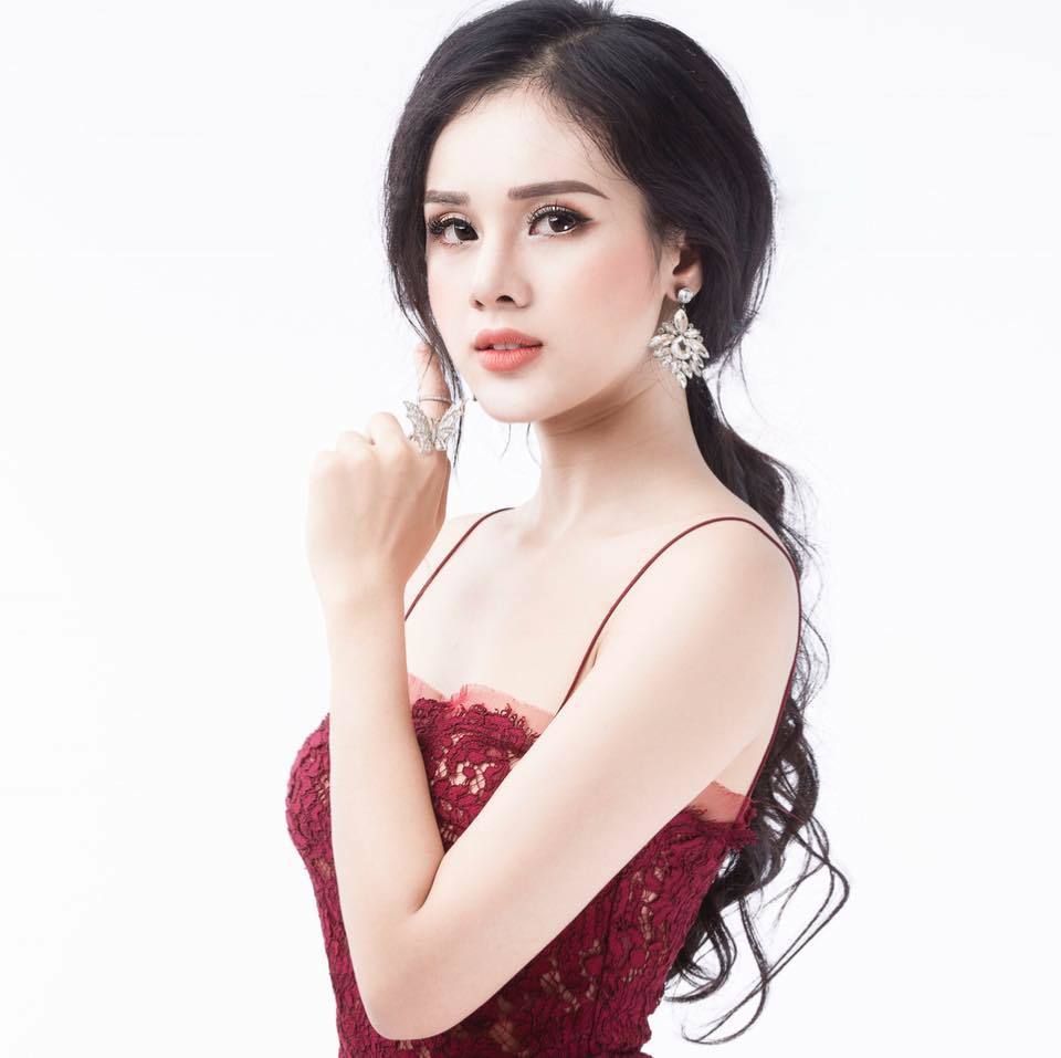 Kh&ocirc;ng những vậy, Huyền Trang cũng l&agrave; c&aacute;i t&ecirc;n từng g&acirc;y tranh c&atilde;i khi tuy&ecirc;n bố "l&agrave;m hoa hậu để kiếm được nhiều tiền như Phạm Hương" tại cuộc thi Hoa hậu Ho&agrave;n vũ 2017 (năm H'Hen Ni&ecirc; đăng quang).