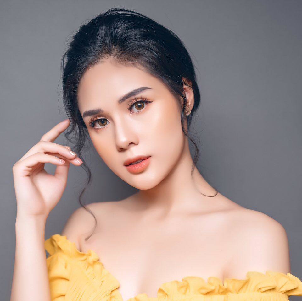 Được biết, Huyền Trang sinh năm 1996 tại Quảng Ninh, hiện đang theo học khoa Luật kinh tế, đại học Th&agrave;nh Đ&ocirc;ng.