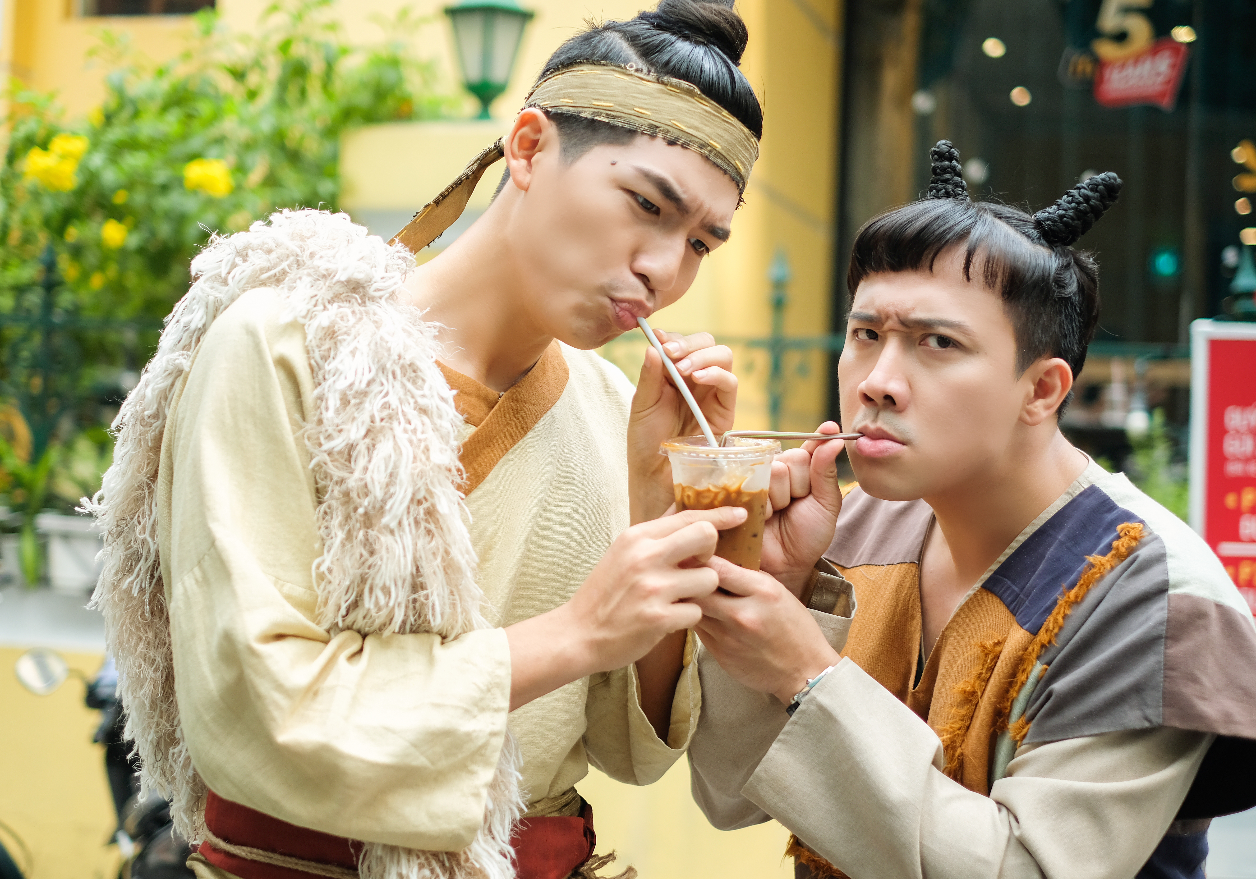 Từ l&agrave;ng qu&ecirc; xưa xuy&ecirc;n kh&ocirc;ng tới phố phường ng&agrave;y nay, cặp anh em nối khố Trong tạo h&igrave;nh đậm chất d&acirc;n gian của nh&acirc;n vật Trạng Quỳnh v&agrave; ch&agrave;ng Xẩm h&agrave;i hước, lầy lội, Trấn Th&agrave;nh v&agrave; hot boy Trần Quốc Anh đ&atilde; quậy tung phố phường v&agrave; trải nghiệm v&ocirc; v&agrave;n &ldquo;đặc sản&rdquo; của thời hiện đại.