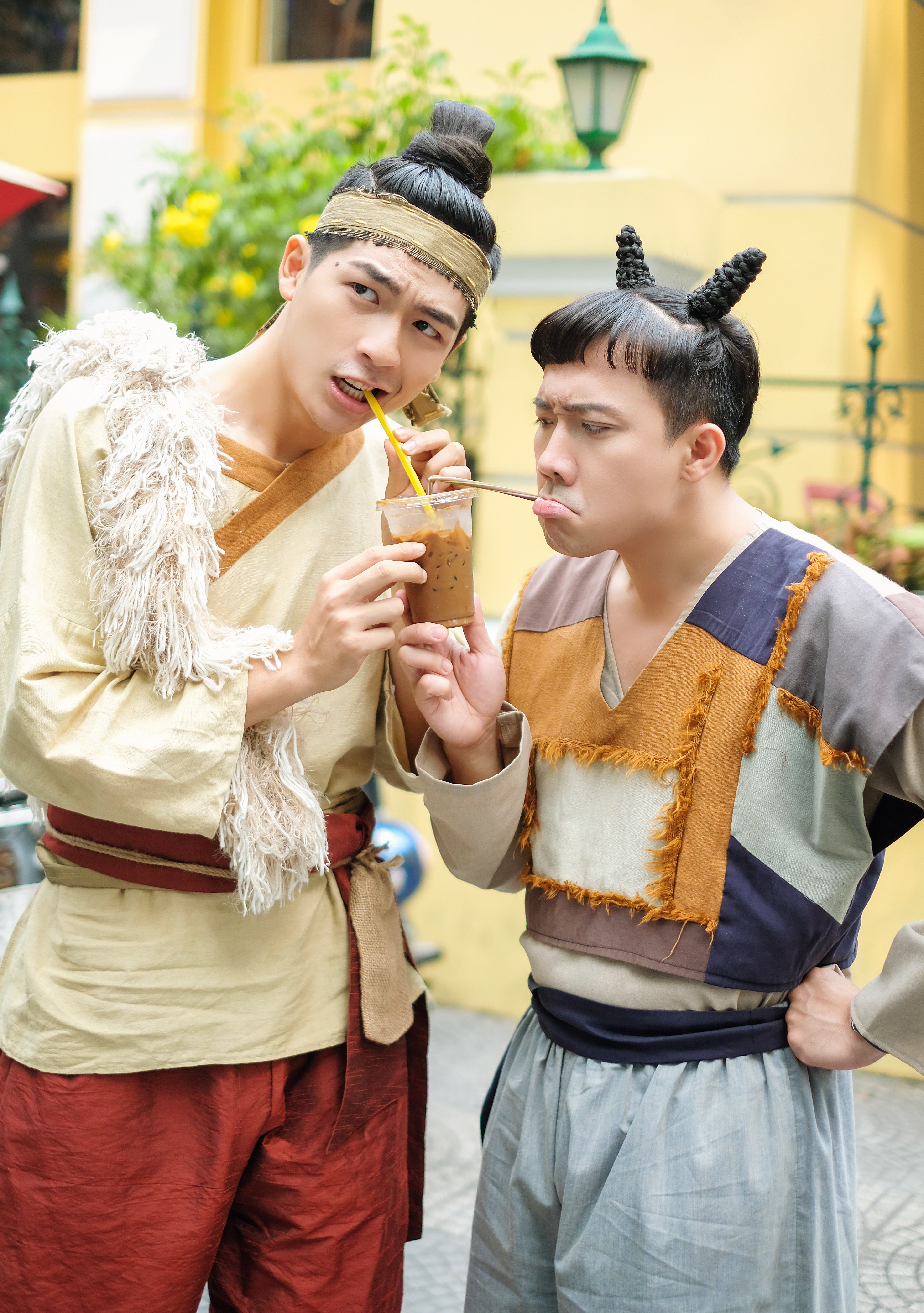 Trạng Quỳnh v&agrave; Xẩm kh&ocirc;ng khỏi ngỡ ng&agrave;ng v&igrave; đường phố tấp nập người qua lại, m&oacute;n tr&agrave; sữa &ldquo;s&agrave;nh điệu&rdquo; v&agrave; m&oacute;n ốc d&acirc;n d&atilde; khi xưa trở th&agrave;nh đặc sản thời nay&hellip;