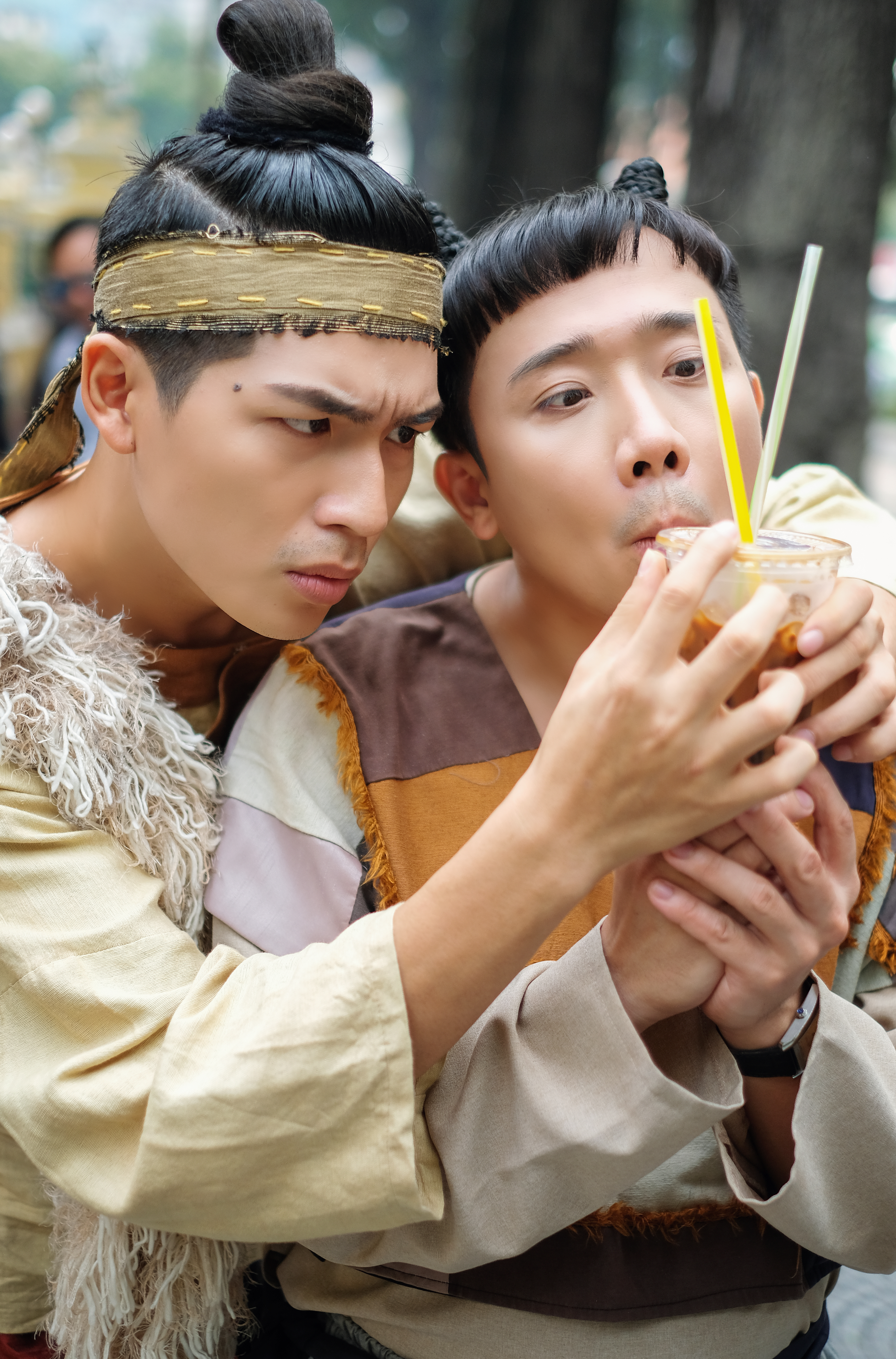 Sự tương phản ho&agrave;n to&agrave;n giữa bối cảnh hiện đại v&agrave; tạo h&igrave;nh d&acirc;n gian của cặp anh em nối khố đem đến cảm gi&aacute;c th&acirc;n thuộc cho kh&aacute;n giả ngay cả khi phim chưa ch&iacute;nh thức ra rạp.