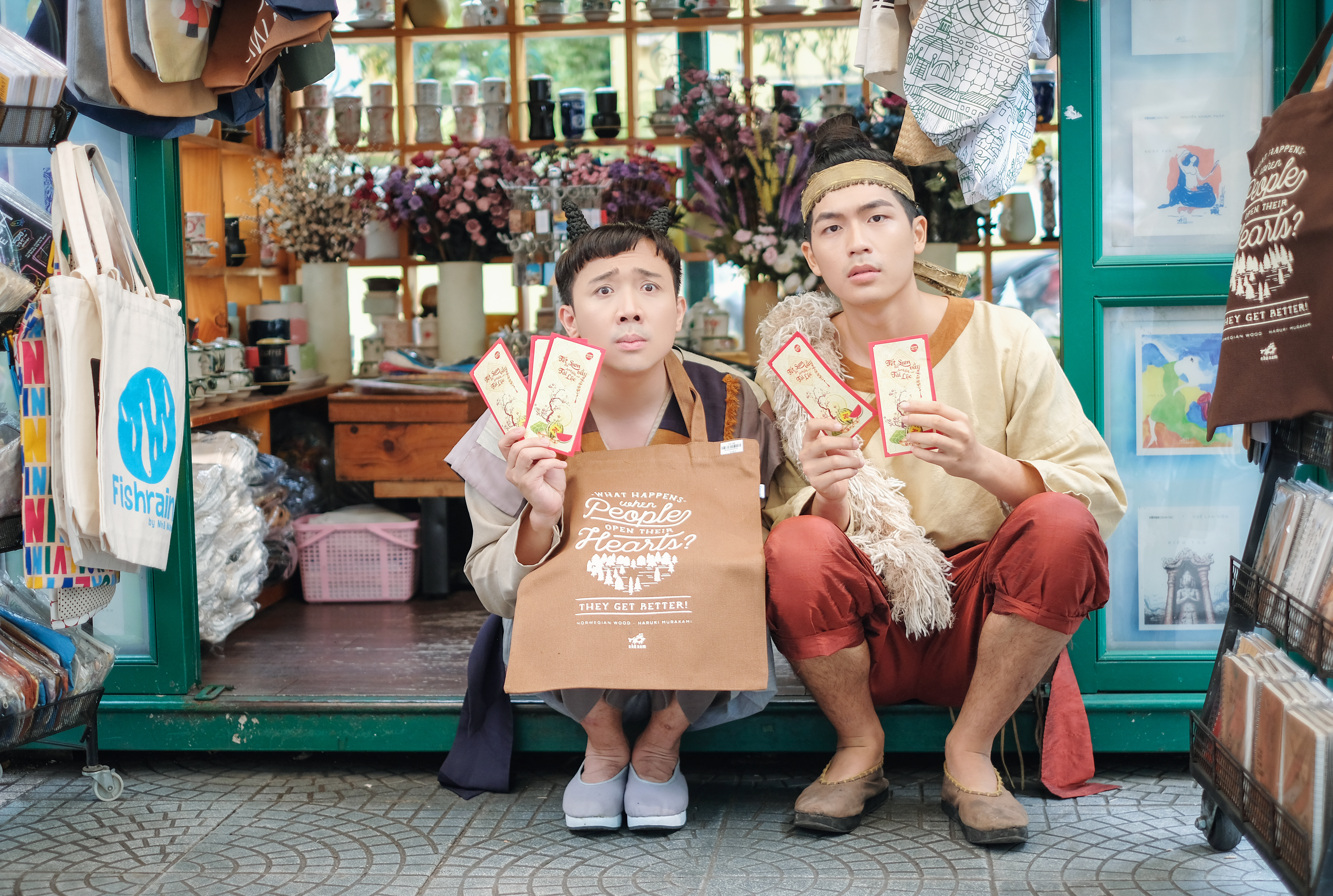 Ho&agrave;n cảnh n&agrave;y cũng giống như m&agrave;n kết hợp đầy bất ngờ giữa Trấn Th&agrave;nh v&agrave; Trần Quốc Anh, giữa c&acirc;u chuyện d&acirc;n gian v&agrave; lối h&agrave;i hiện đại trong phim h&agrave;i d&acirc;n gian &ldquo;Trạng Quỳnh&rdquo;.