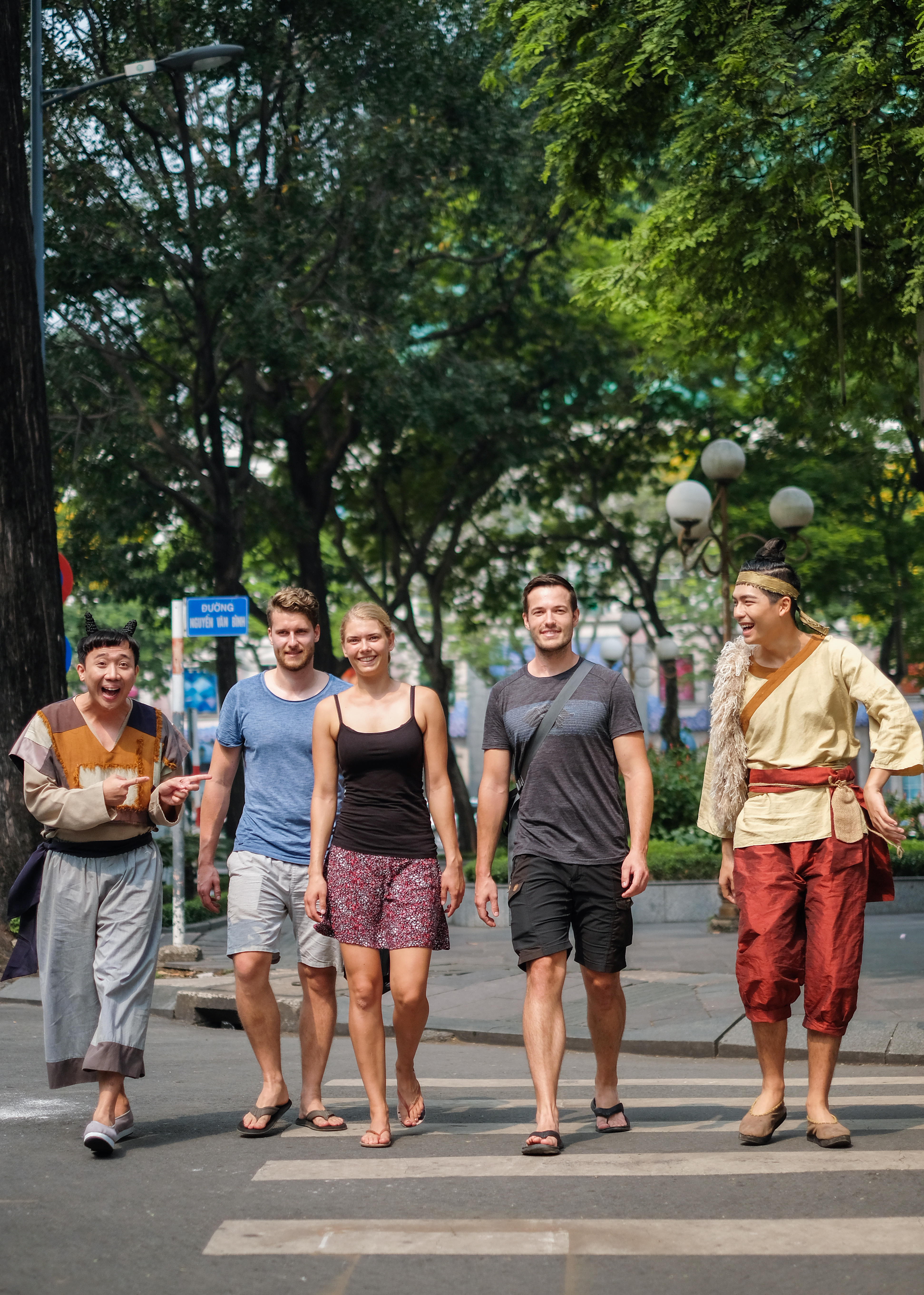 Th&ocirc;ng qua chuyến h&agrave;nh tr&igrave;nh xuy&ecirc;n kh&ocirc;ng, nam danh h&agrave;i Trấn Th&agrave;nh đ&atilde; cho thấy lối h&agrave;i duy&ecirc;n d&aacute;ng, h&oacute;m hỉnh, tuy h&oacute;a th&acirc;n th&agrave;nh nh&acirc;n vật d&acirc;n gian nhưng kh&ocirc;ng hề xa lạ với người xem hiện đại.