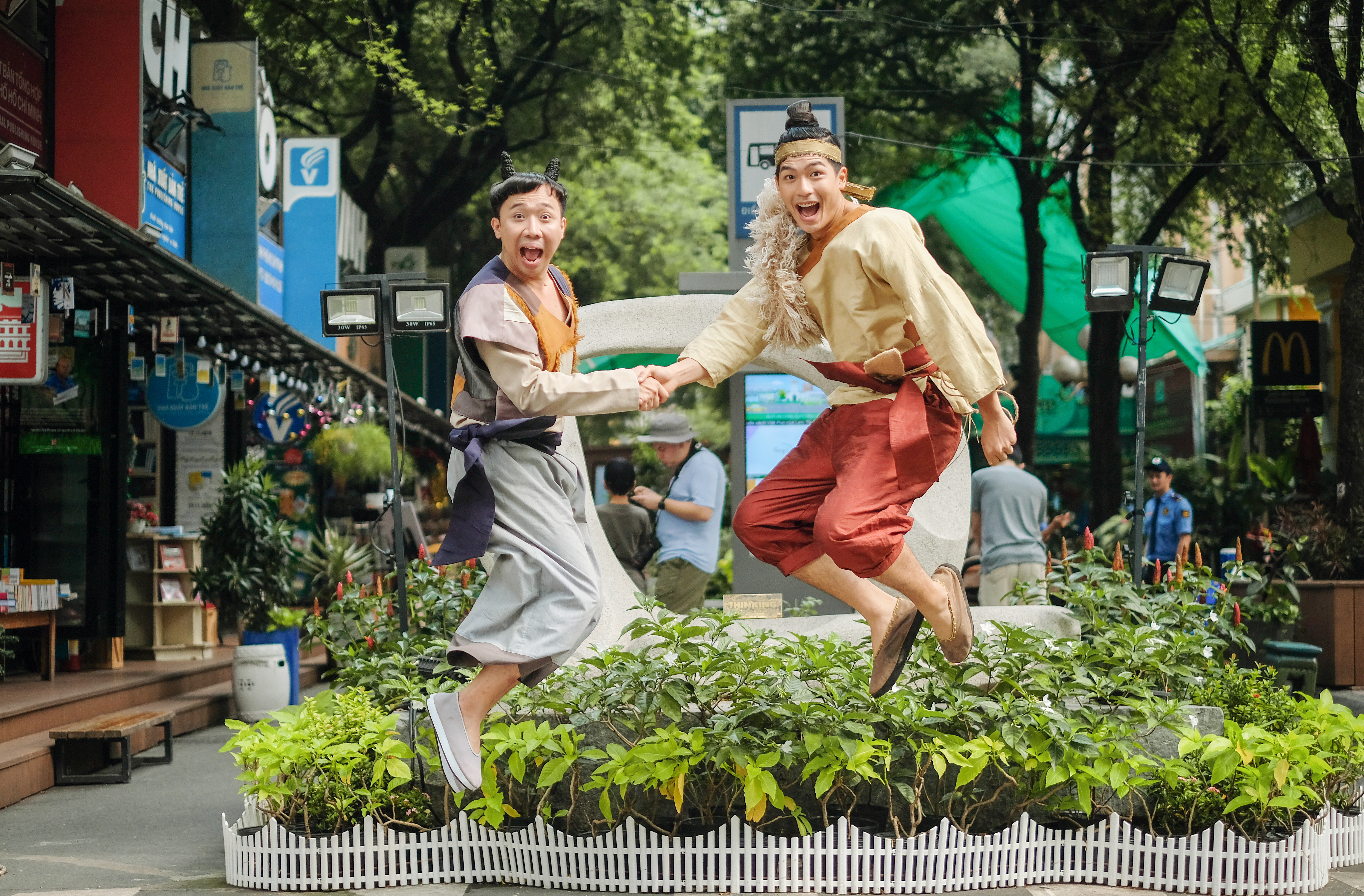 Xuy&ecirc;n kh&ocirc;ng đến thời hiện đại khi dịp Tết Nguy&ecirc;n đ&aacute;n 2019 đang đến rất gần, Trạng Quỳnh v&agrave; ch&agrave;ng Xẩm kh&ocirc;ng khỏi ngỡ ng&agrave;ng, h&agrave;o hứng v&igrave; Tết nay đ&atilde; chẳng c&ograve;n giống Tết xưa.