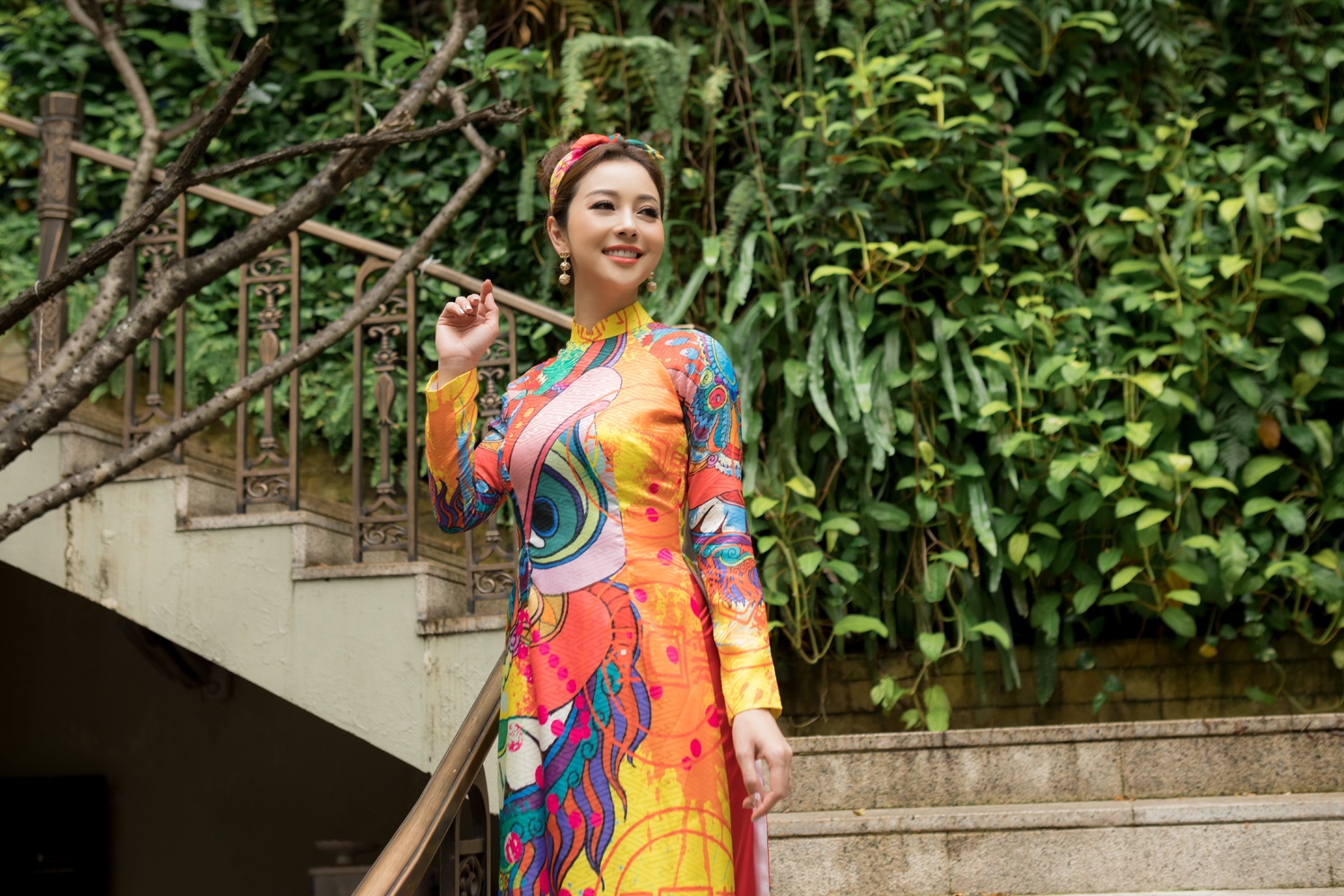 Ngay từ khi mới xuất hiện, hoa hậu ba con đ&atilde; thu h&uacute;t mọi &aacute;nh nh&igrave;n với bộ &aacute;o d&agrave;i hoạ tiết sặc sỡ, đ&uacute;ng với kh&ocirc;ng kh&iacute; rộn r&agrave;ng của ng&agrave;y Tết cổ truyền.