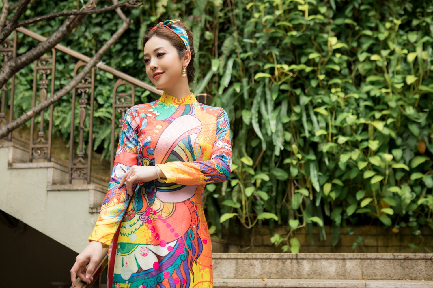 Được biết, đ&acirc;y l&agrave; bộ &aacute;o d&agrave;i được thiết kế d&agrave;nh ri&ecirc;ng cho Jennifer Phạm n&ecirc;n rất t&ocirc;n d&aacute;ng v&agrave; l&agrave;n da của n&agrave;ng hậu.