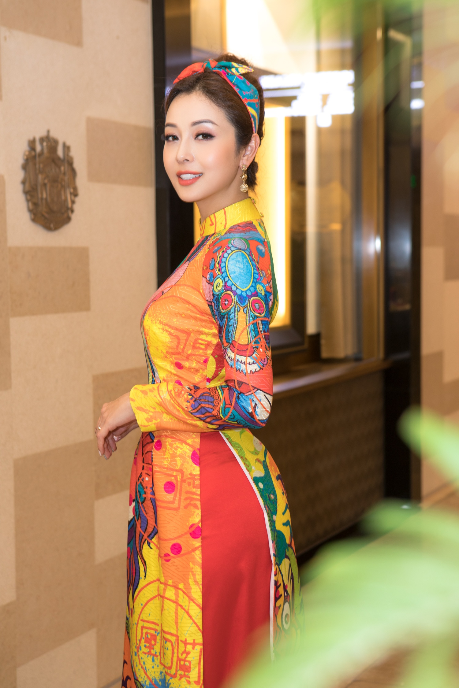 Điểm nhấn đặc biệt của bộ &aacute;o d&agrave;i c&ograve;n l&agrave; chiếc băng đ&ocirc; c&ugrave;ng tone m&agrave;u gi&uacute;p tạo sự trẻ trung, c&aacute; t&iacute;nh.