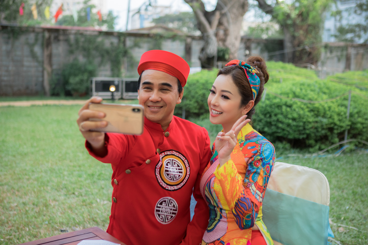 Tại sự kiện n&agrave;y, Jennifer Phạm cũng c&oacute; dịp đứng chung s&acirc;n khấu với vai tr&ograve; MC c&ugrave;ng nghệ sĩ Quyền Linh.