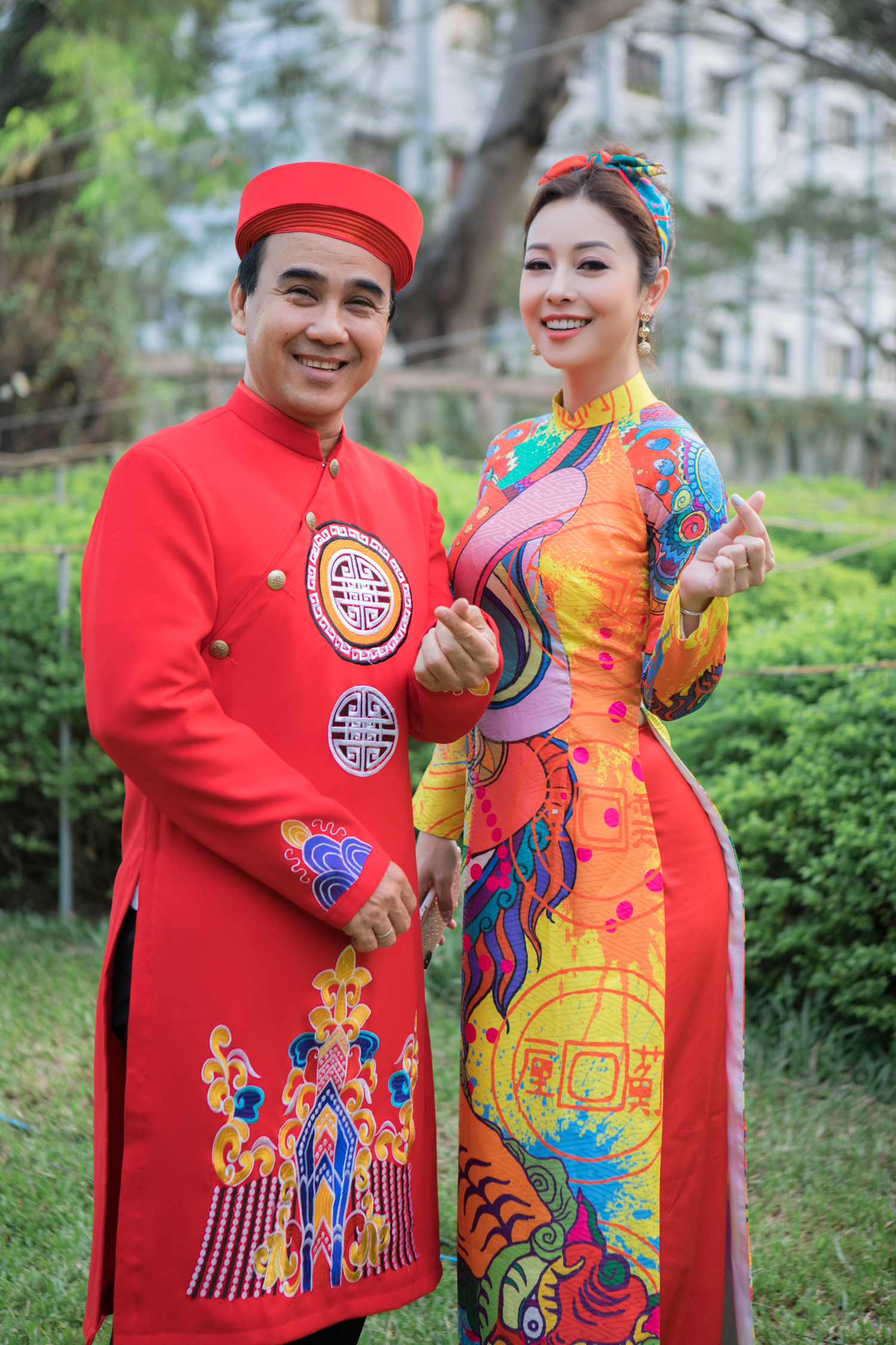 Trong khi Jennifer Phạm rực rỡ với bộ &aacute;o d&agrave;i m&agrave;u sắc nổi bật th&igrave; MC Quyền Linh cũng kho&aacute;c tr&ecirc;n m&igrave;nh bộ &aacute;o d&agrave;i c&aacute;ch t&acirc;n m&agrave;u đỏ, đồng điệu với trang phục của người bạn đồng h&agrave;nh.