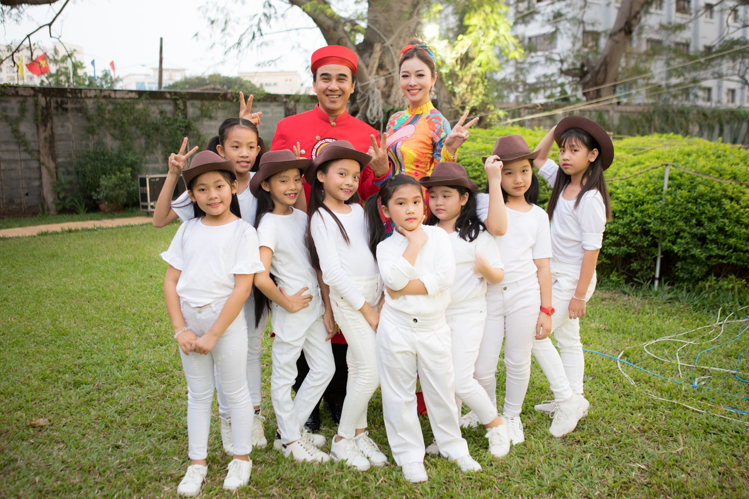 Trong hậu trường Jennifer Phạm v&agrave; MC Quyền Linh h&agrave;o hứng chụp ảnh kỷ niệm c&ugrave;ng c&aacute;c em nhỏ.