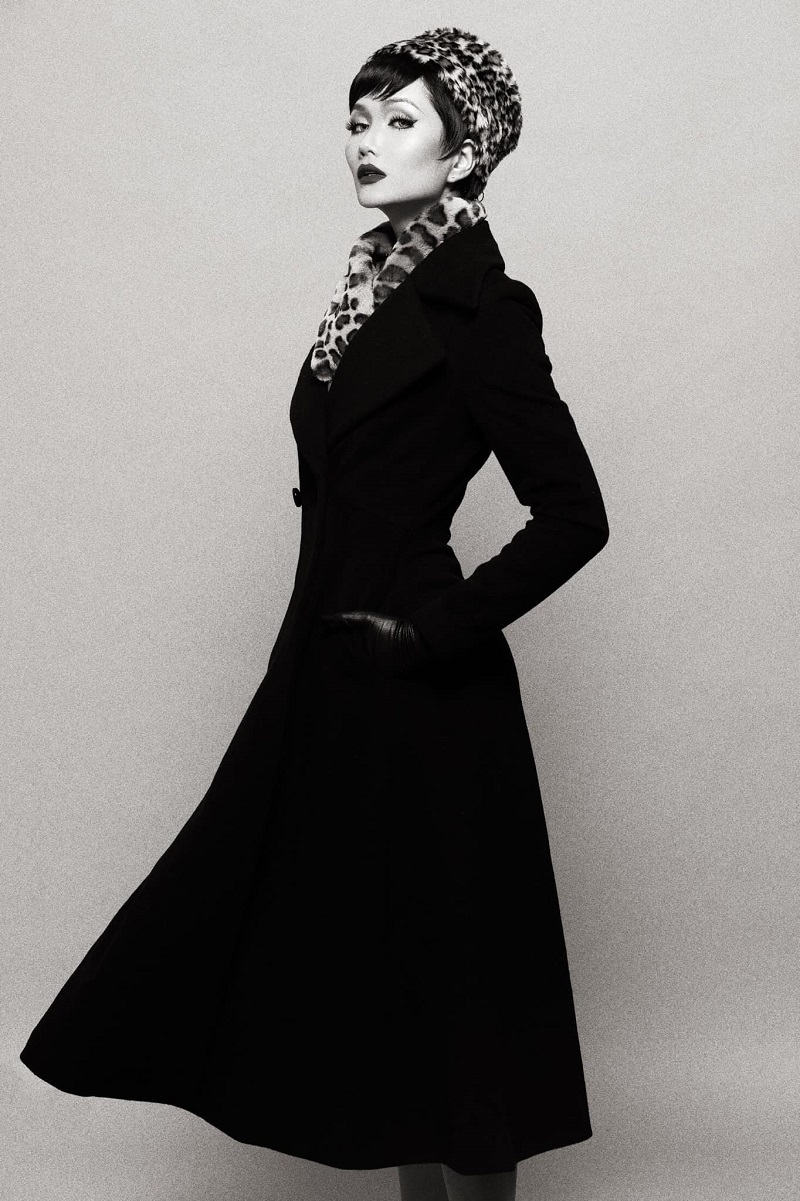 C&aacute;c trang phục được lấy t&ocirc;ng đen, mang phong c&aacute;ch ho&agrave;i cổ.