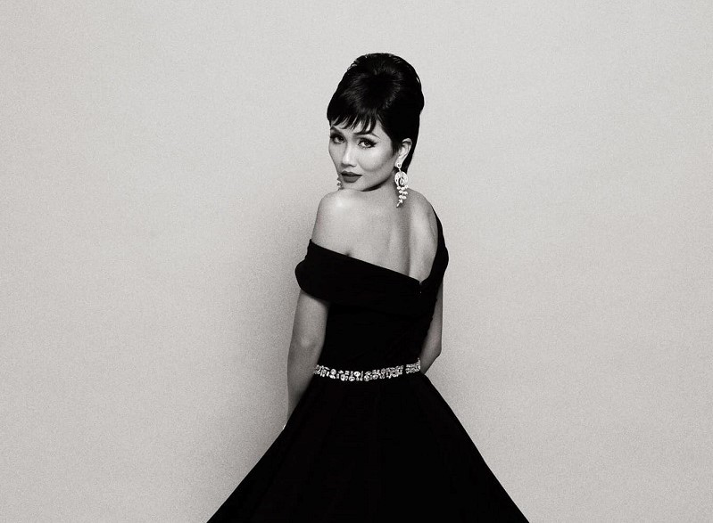 Ch&acirc;n d&agrave;i sinh năm 1992 h&oacute;a th&acirc;n th&agrave;nh nữ diễn vi&ecirc;n điện ảnh  Audrey Hepburn.