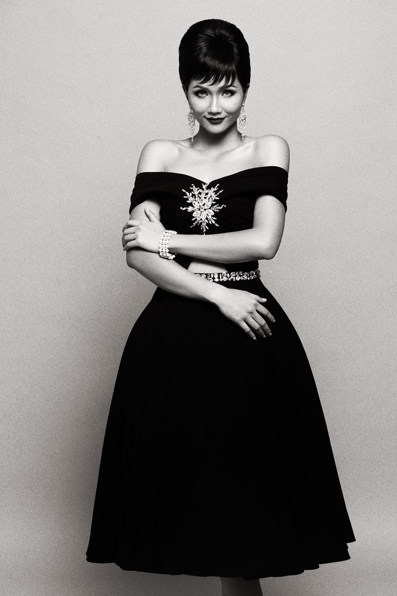 Từ sắc v&oacute;c, thần th&aacute;i của c&ocirc; đều mang d&aacute;ng dấp của minh tinh m&agrave;n ảnh một thời.