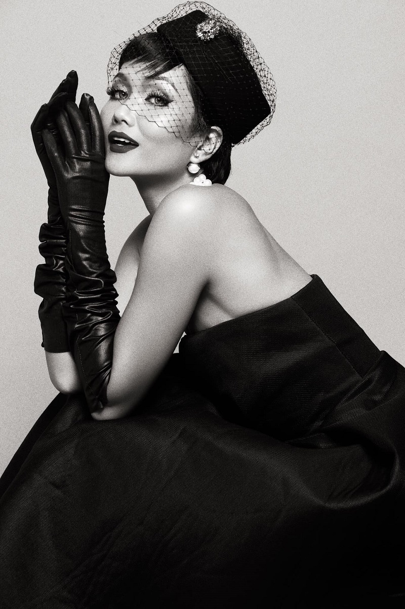 Ngay khi vừa thắng giải, H'Hen Ni&ecirc; đ&atilde; tung bộ ảnh đen trắng, h&oacute;a th&acirc;n th&agrave;nh những qu&yacute; c&ocirc; qua c&aacute;c thời kỳ