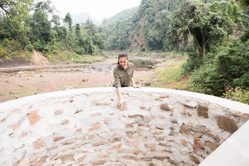 Được biết, giếng nước sạch của dự &aacute;n &ldquo;Nước sạch về bản&rdquo; m&agrave; người đẹp đ&atilde; thực hiện trước khi l&ecirc;n đường tham gia Miss World. Giếng nước đ&atilde; được đưa v&agrave;o hoạt động gần 2 th&aacute;ng, nước từ giếng sẽ được bơm l&ecirc;n hệ thống lọc chạy bằng năng lượng mặt trời sau đ&oacute; sẽ chảy v&agrave;o bể chứa để phục vụ b&agrave; con.