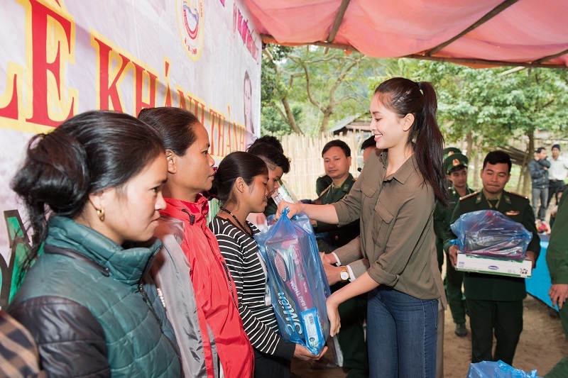 Dự &aacute;n &ldquo;Nước sạch về bản&rdquo; tại Bản Nịu đ&atilde; gi&uacute;p Tiểu Vy lọt Top5 dự &aacute;n nh&acirc;n &aacute;i xuất sắc nhất trong cuộc thi Miss World nhưng &yacute; nghĩa hơn hết l&agrave; gi&uacute;p cuộc sống của người d&acirc;n đỡ vất vả hơn. Nh&igrave;n thấy người d&acirc;n c&oacute; nước sạch để d&ugrave;ng, biết ăn ch&iacute;n uống s&ocirc;i, Tiểu Vy cảm thấy vui v&agrave; hạnh ph&uacute;c.