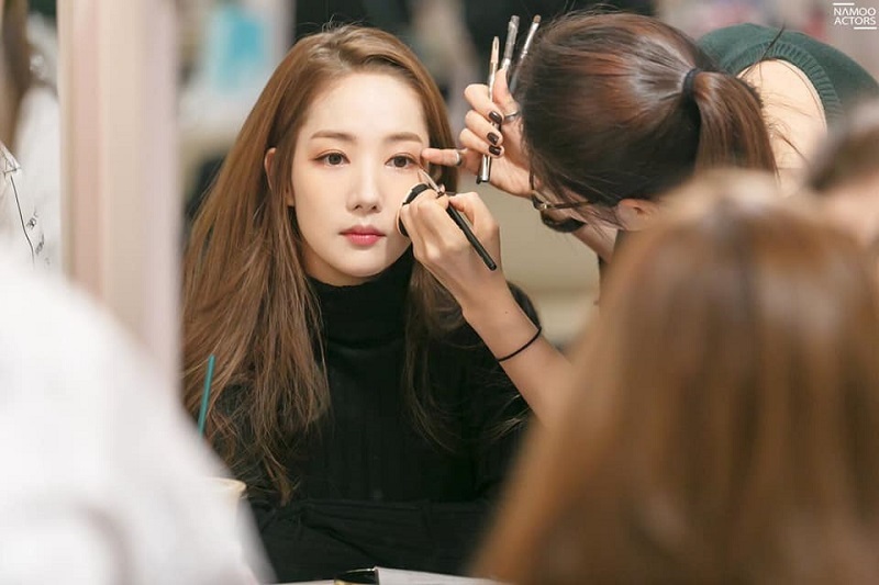 Nữ diễn vi&ecirc;n cũng từng chia sẻ về b&iacute; quyết giữ g&igrave;n nhan sắc, v&oacute;c d&aacute;ng của m&igrave;nh. C&ocirc; tích cực chơi th&ecirc;̉ thao, t&acirc;̣p gym, múa và có ch&ecirc;́ đ&ocirc;̣ ăn khoa học.