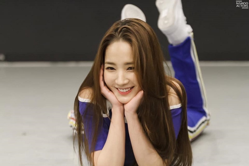 Kh&ocirc;ng giấu diếm như nhiều người kh&aacute;c, người đẹp 33 tuổi thẳng thắn thừa nhận gương mặt của m&igrave;nh đ&atilde; qua chỉnh sửa.