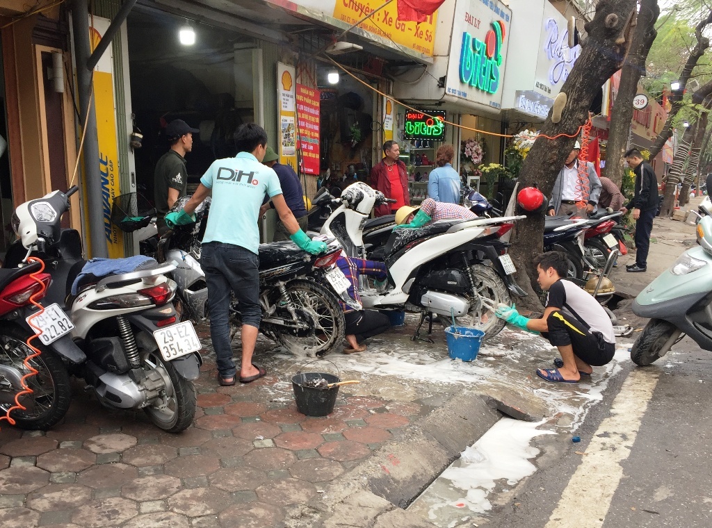 Điểm sửa chữa, bảo dưỡng xe m&aacute;y tr&ecirc;n đường Th&aacute;i Thịnh xe xếp k&iacute;n vỉa h&egrave;. Ng&agrave;y thường xe m&aacute;y rửa xe m&aacute;y chỉ 20.000đ, ng&agrave;y Tết 50.000đ/xe.