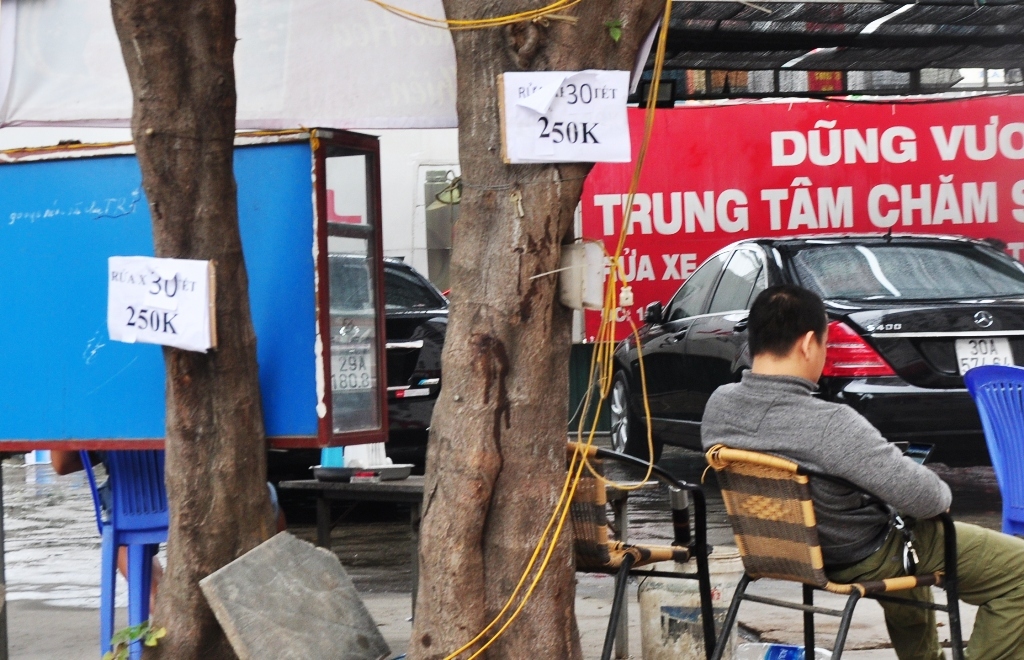 Gara tại Ng&otilde; 259, Y&ecirc;n H&ograve;a, Cầu Giấy ni&ecirc;m yết gi&aacute; 250.000đ cho xe &ocirc; t&ocirc; từ 5 đến 7 chỗ.