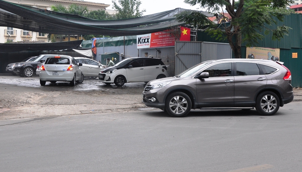 Một gara tr&ecirc;n đường Trần Kim Xuyến chật n&iacute;ch xe đến l&agrave;m đẹp