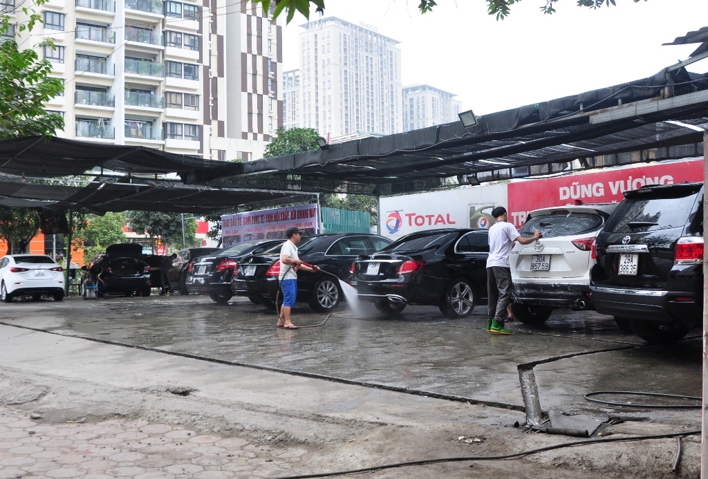 Xe xếp h&agrave;ng d&agrave;i chờ được l&agrave;m đẹp