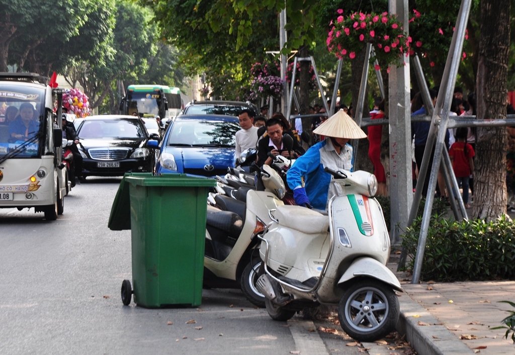 C&aacute;c phương tiện kh&ocirc;ng chủ đỗ tr&agrave;n lan dưới l&ograve;ng đường, sau biển b&aacute;o cấm.