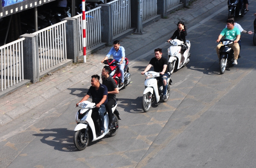 Có thể nhiều người cho rằng không cần phải đội mũ bảo hiểm trong những ngày Tết, vì Tết CSGT sẽ không phạt.