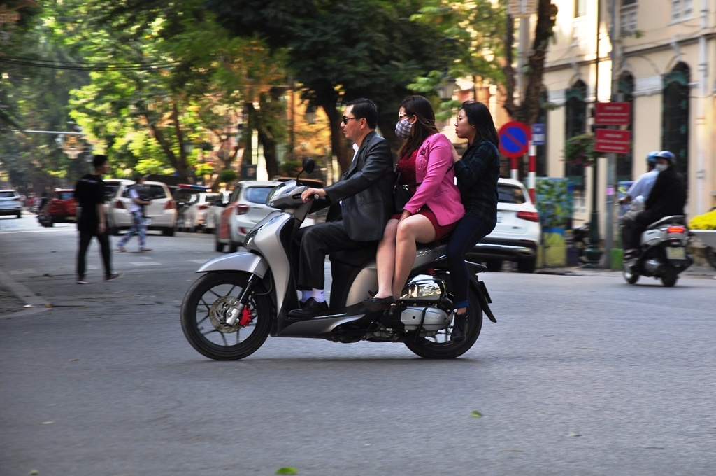 Chở 3 vắt vẻo các kiểu, rất nguy hiểm.