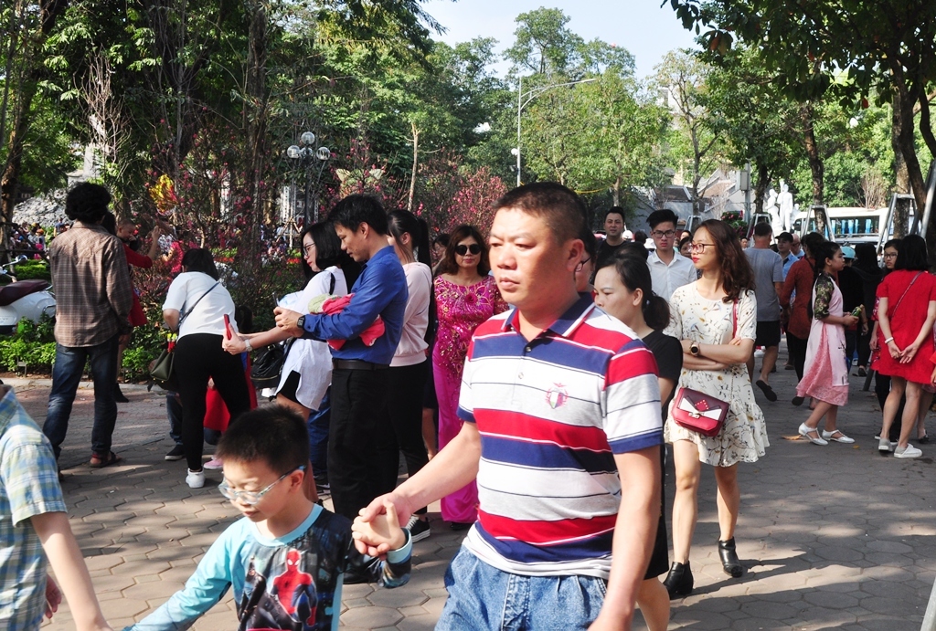 Kh&ocirc;ng chỉ người H&agrave; Nội m&agrave; du kh&aacute;ch từ tỉnh lẻ cũng đổ dồn về Hồ Ho&agrave;n Kiếm tham quan, chụp ảnh kỷ niệm ng&agrave;y m&ugrave;ng 2 Tết Kỷ Hợi 2019.