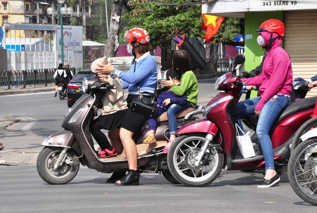 Mẹ giữ đầu cho con ngủ gật, chị giữ đầu em ngủ say sưa trên đường Đê La Thành.