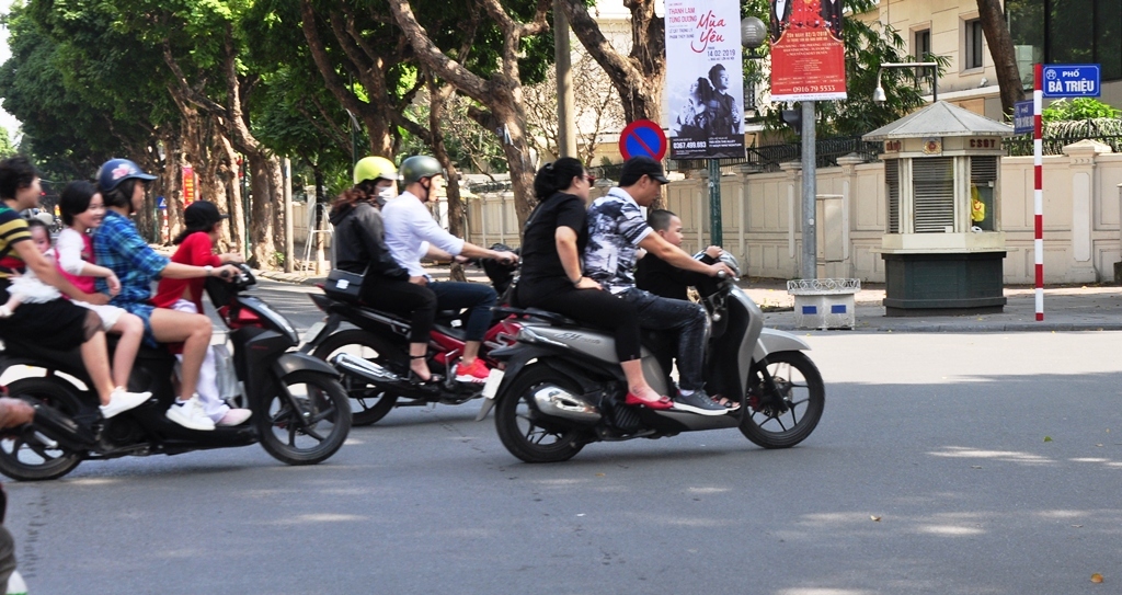 Mũ bảo hiểm có vẻ không cần thiết trong những ngày Tết.