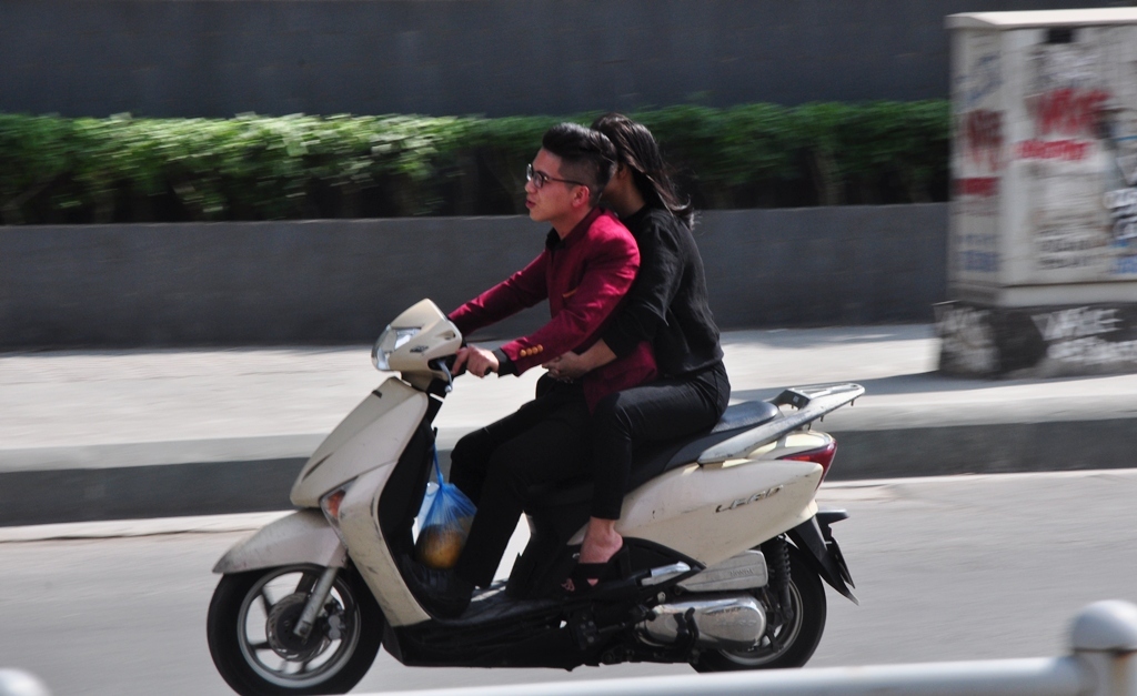 Nam thanh, nữ tú ra đường không đội mũ bảo hiểm trên đường Lê Văn Lương.