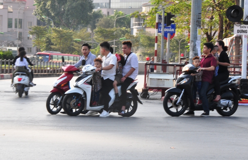 Nhiều nhà cùng vi phạm giao thông trên đường Lê Duẩn.