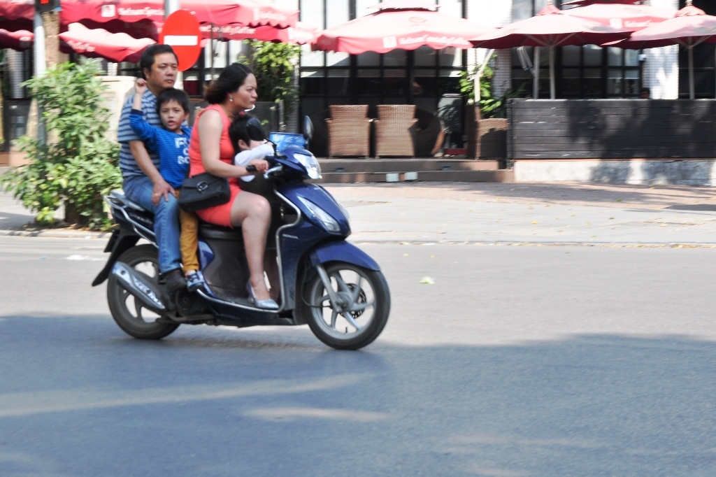 Nóng như thế này thì làm sao phải... đội.