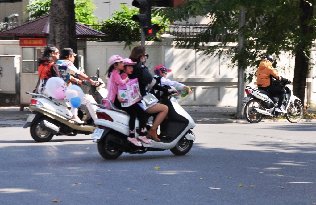 Theo luật đường bộ thì khi người điều khiển xe máy không đội mũ bảo hiểm, không đội mũ cho người ngồi sau, hoặc cài quai không đúng quy định thì bị phạt tiền từ 100.000 đến 200.000 đồng..