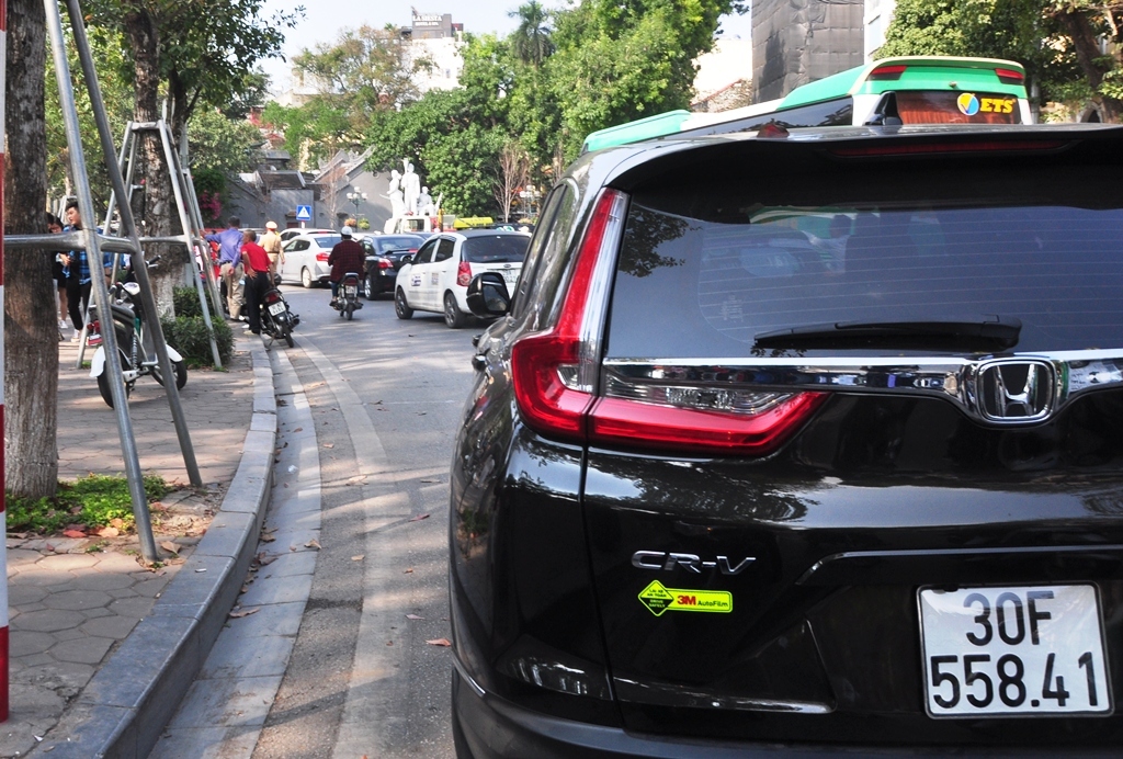 Do lực lượng mỏng n&ecirc;n CSGT cũng phải "ch&agrave;o thua" để ph&acirc;n luồng giao th&ocirc;ng cho c&aacute;c xe kh&aacute;c.