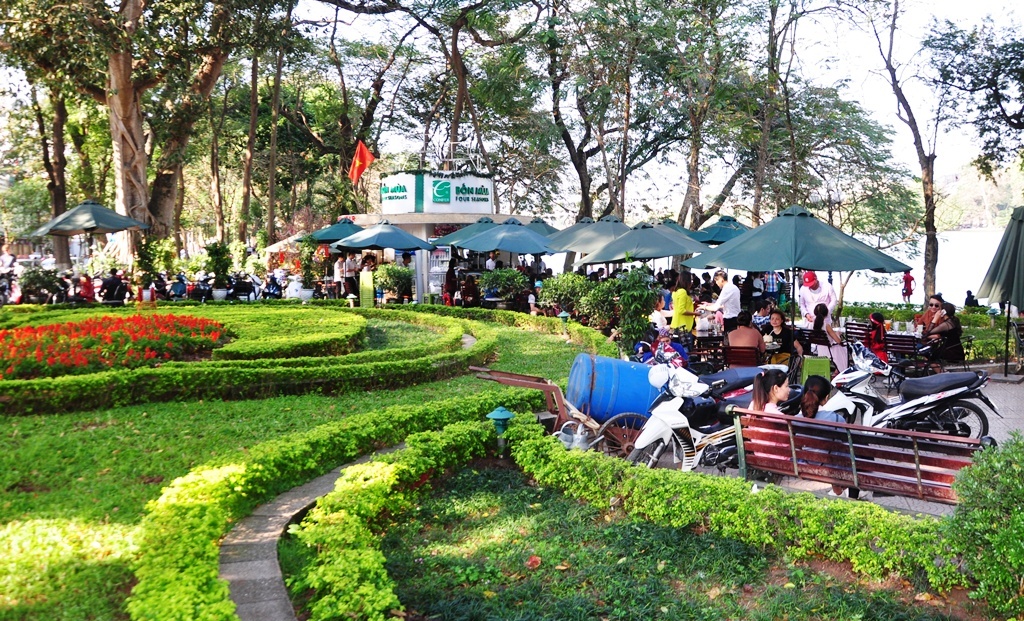 Xe đỗ chắn lối đi d&agrave;nh cho người đi bộ.