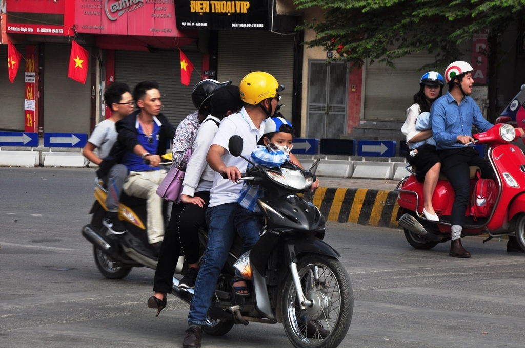 Xe đủ mũ, xe không đủ mũ.