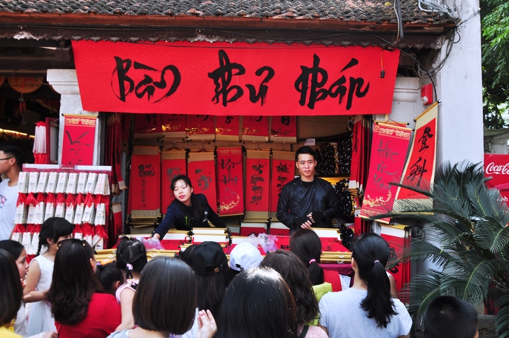 B&agrave;n chữ Thư Ph&aacute;p chật cứng người xếp h&agrave;ng chờ tới lượt.