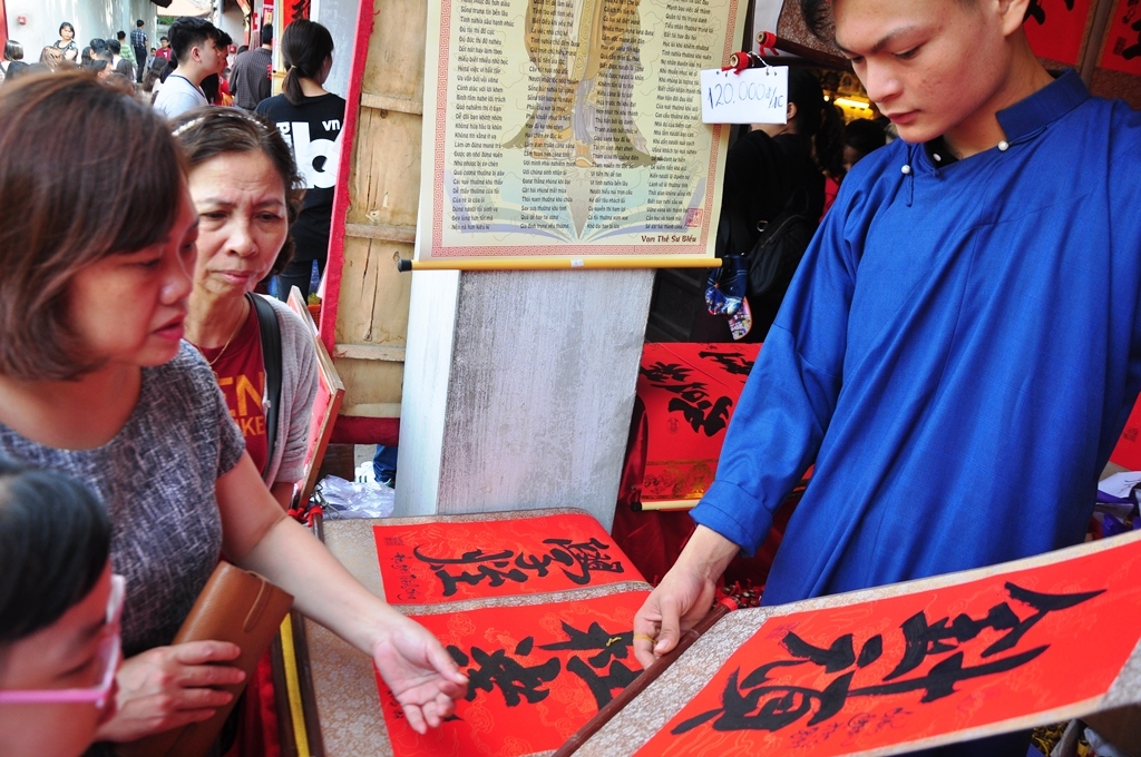 C&aacute;c phụ huynh học sinh xin chữ theo &yacute; nguyện của con.