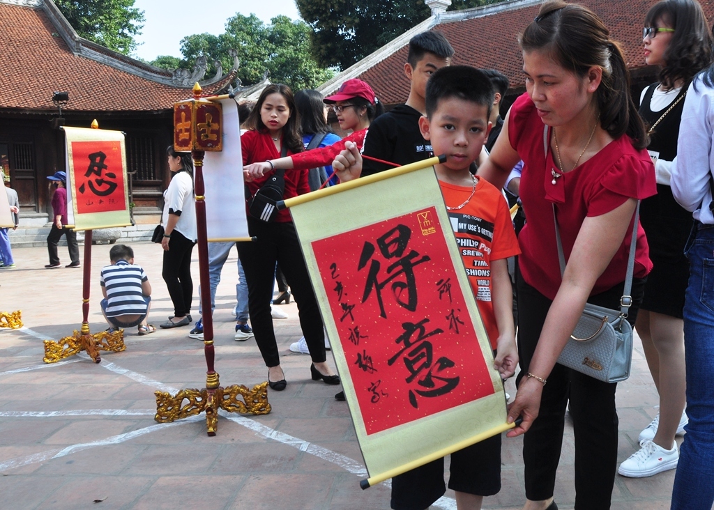 Con được chữ, mẹ cũng vui.