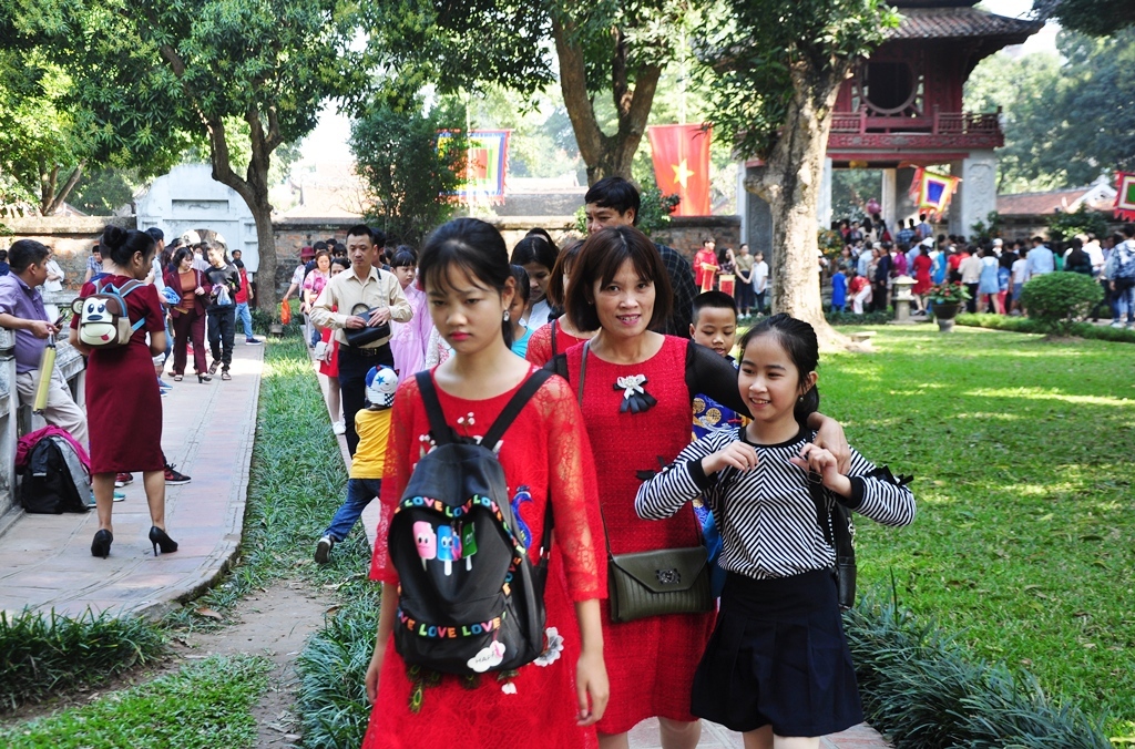 D&ograve;ng người ra, v&agrave;o Quốc Tử Gi&aacute;m cứ nườm nượp trong mấy ng&agrave;y Tết.