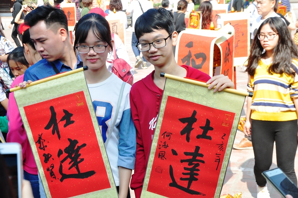 Hai chị em, mỗi người c&oacute; một lựa chọn xin chữ đầu năm cho ri&ecirc;ng cho m&igrave;nh.