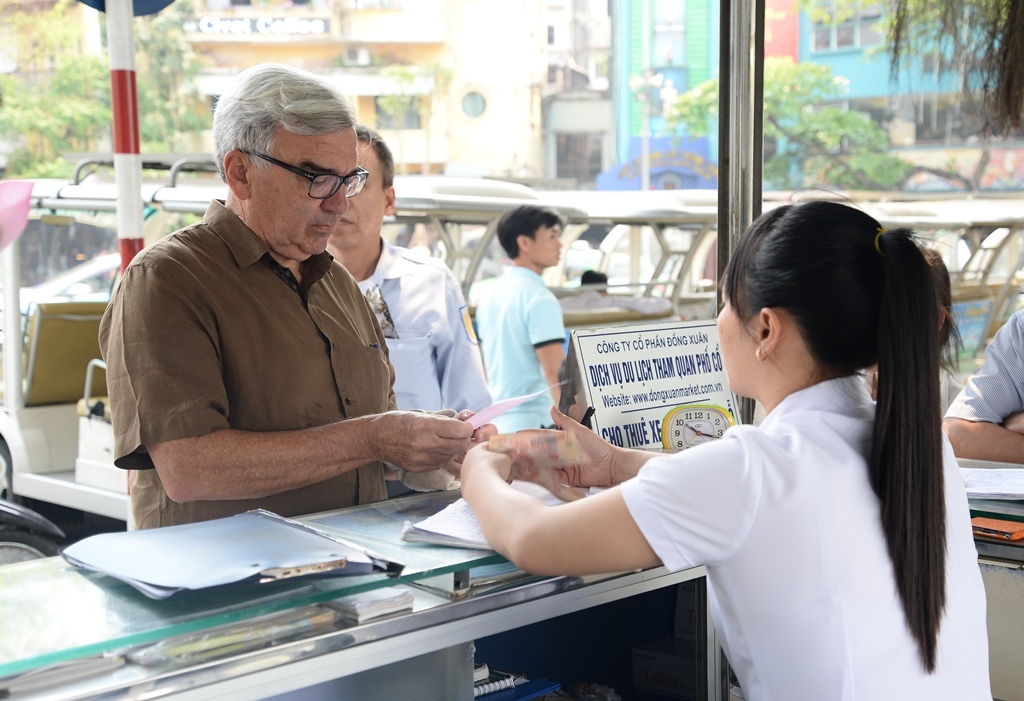 Kh&aacute;ch nước ngo&agrave;i mua v&eacute; tham quan phố cổ bằng xe &ocirc; t&ocirc; điện v&igrave; gi&aacute; rẻ lại đi được v&agrave;o nhiều phố cổ hơn đi x&iacute;ch l&ocirc; v&agrave; đương nhi&ecirc;n tiện lợi, rẻ hơn xe &ocirc;m truyền thống.