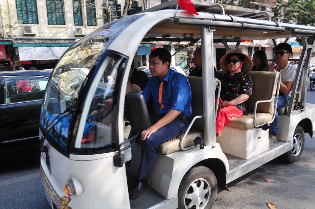 Kh&aacute;ch Việt mới l&agrave; lực lượng đ&ocirc;ng đảo nhất chọn &ocirc; t&ocirc; điện thăm th&uacute; phố cổ.JPG