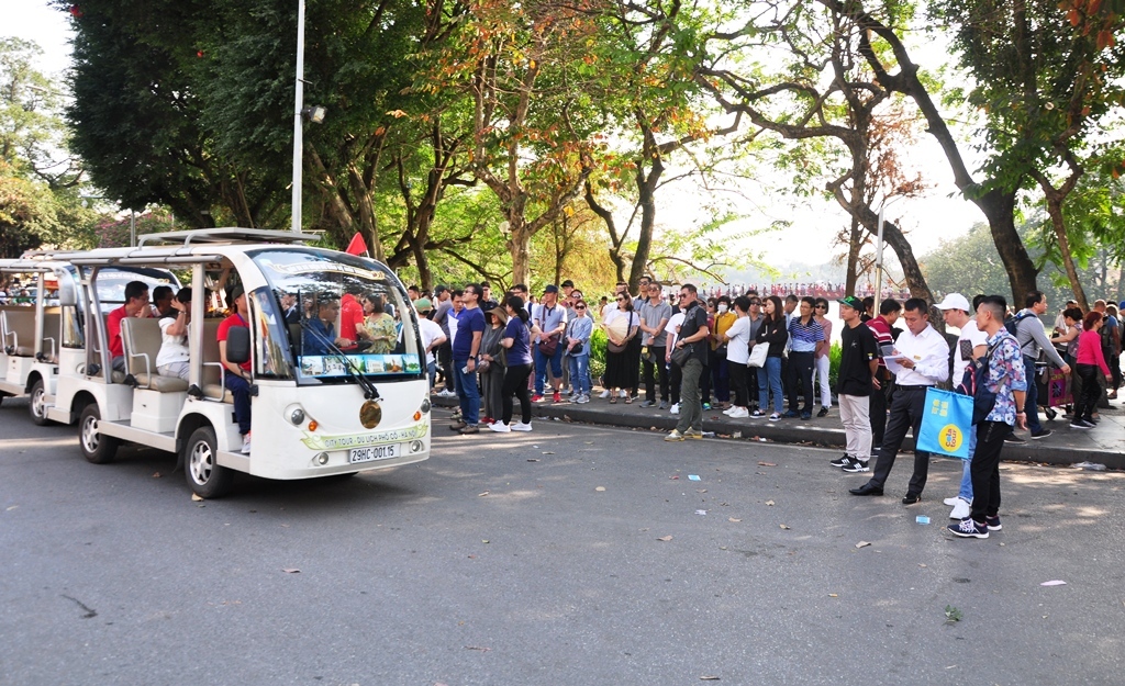 Ng&agrave;y m&ugrave;ng 2 Tết Kỷ Hợi 2019 kh&aacute;ch muốn đi phải mua v&eacute; trước v&agrave; đứng chờ h&agrave;ng tiếng mới c&oacute; xe về đ&oacute;n đi thăm phố cổ