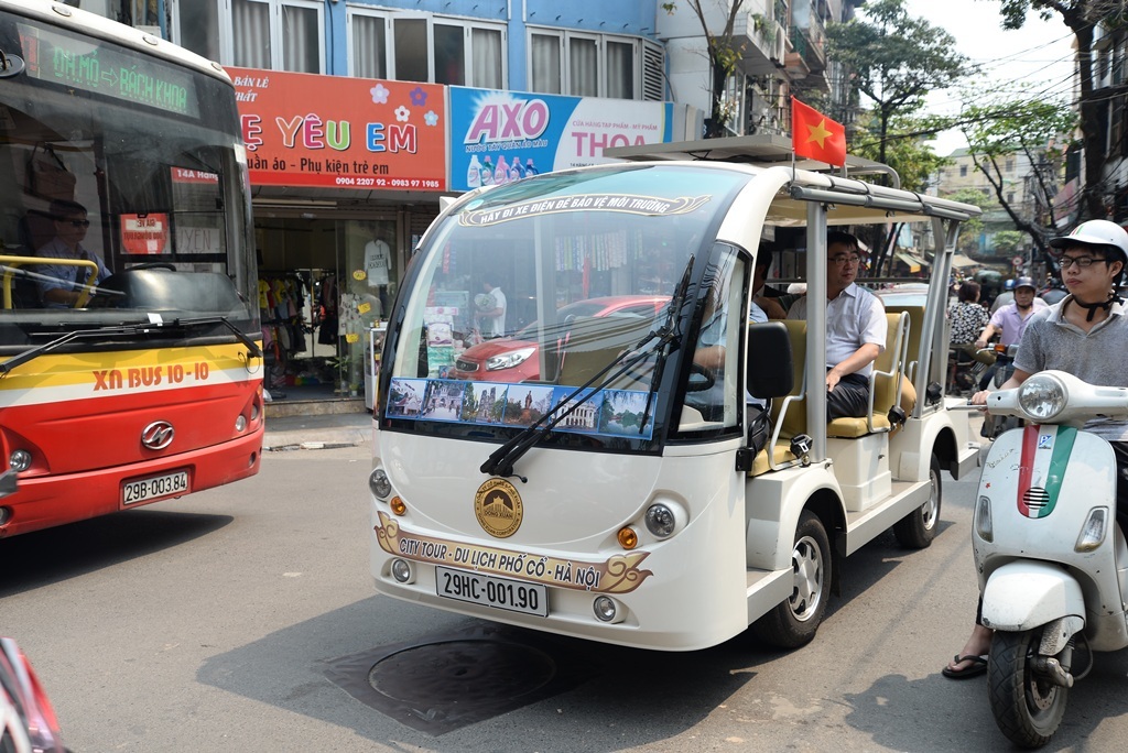 &Ocirc; t&ocirc; điện được ph&eacute;p đi v&agrave;o nhiều con phố nhỏ, cho du kh&aacute;ch tận hưởng, cảm nhận hết được cuộc sống, bu&ocirc;n b&aacute;n... người H&agrave; Nội