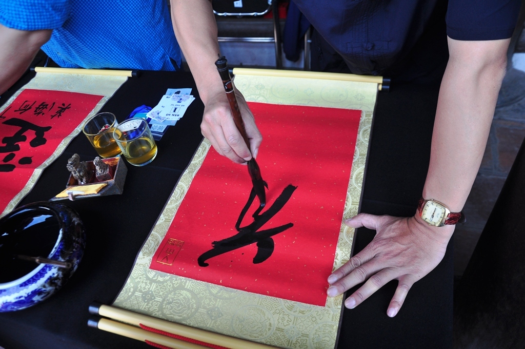 Th&agrave;y đồ ph&oacute;ng b&uacute;t phi&ecirc;u bồng mang những con chữ đến cho mọi người.